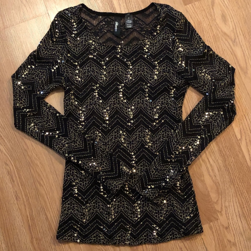 🔥🔥BKE Boutique size med sequin top🔥🔥